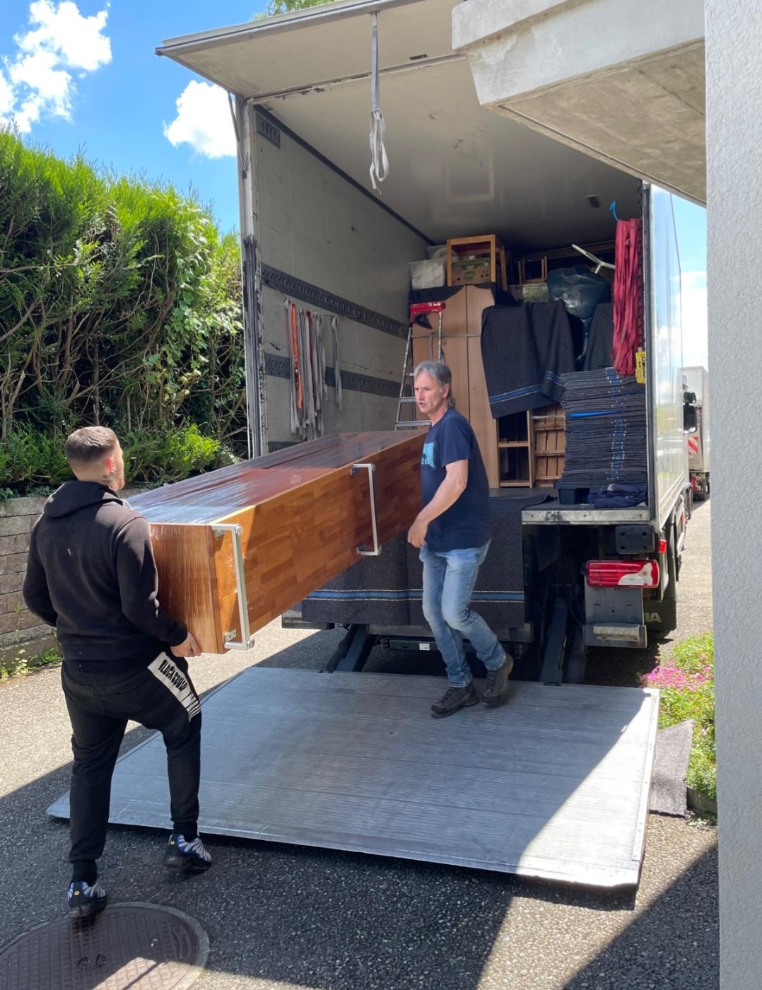 Équipe Moser déménageant un piano